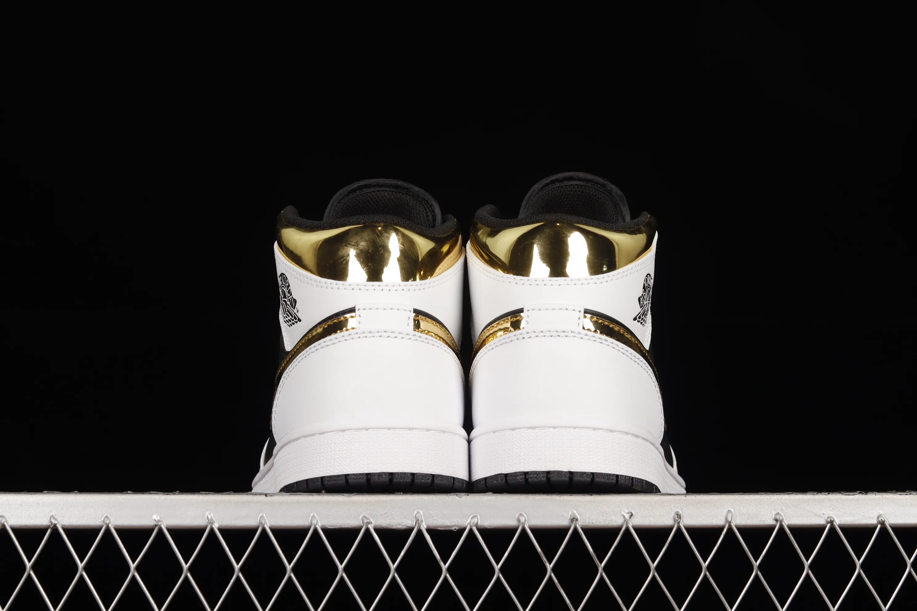 All categories Air Jordan Jordan series basketball shoes Air Jordan 1 Mid Air Jordan 1 Mid AJ1 Joe 1 Platinum Panda mid-top basketball shoes 554724-190